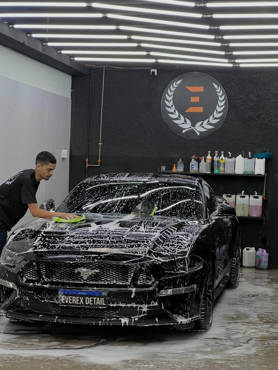 Lavagem técnica de um Ford Mustang preto no estúdio da Everex